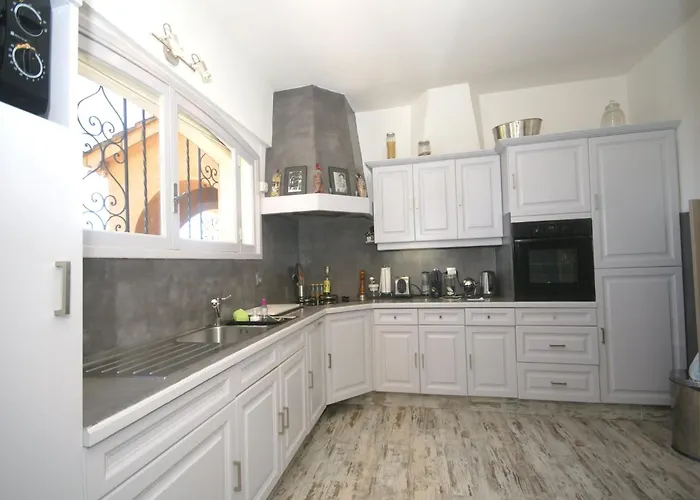 Vakantiehuis In Near Beaches & Pool *